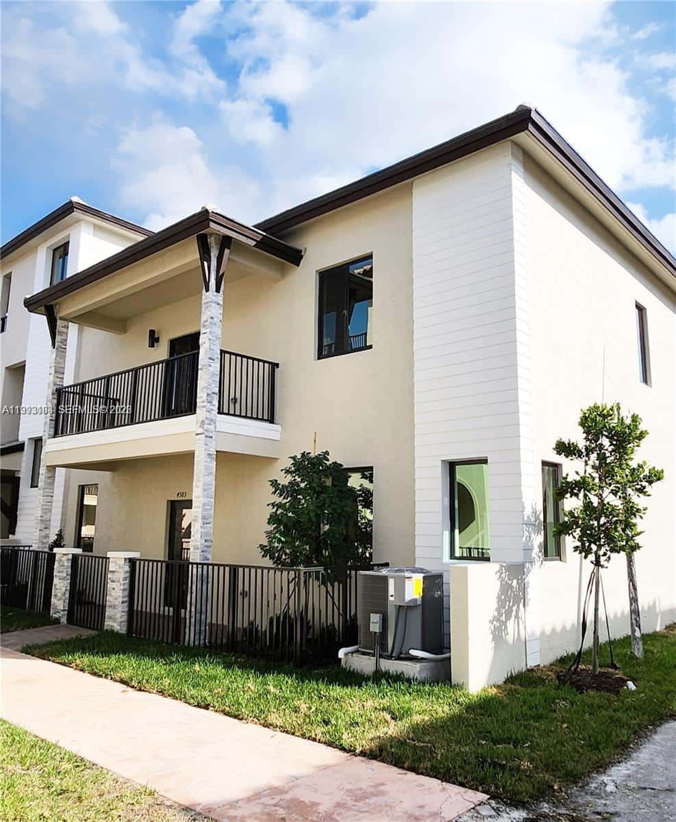 4583 NW 83rd Pl, Doral FL 33166
