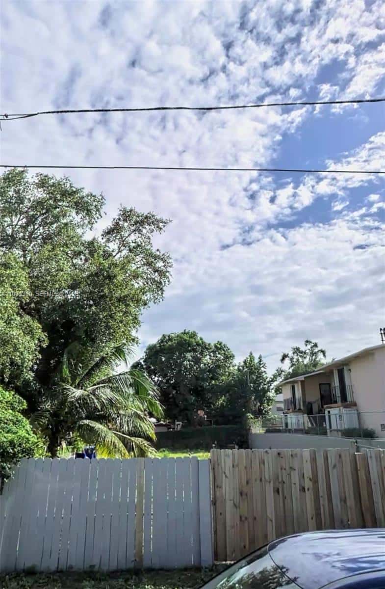 542 SW 2nd St, Miami FL 33130