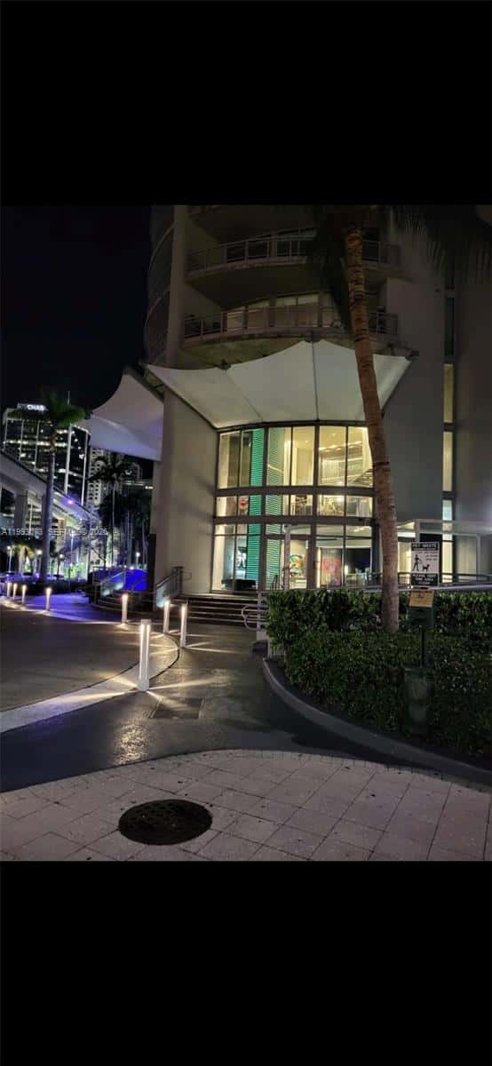 690 SW 1 CT # 1722, Miami FL 33130