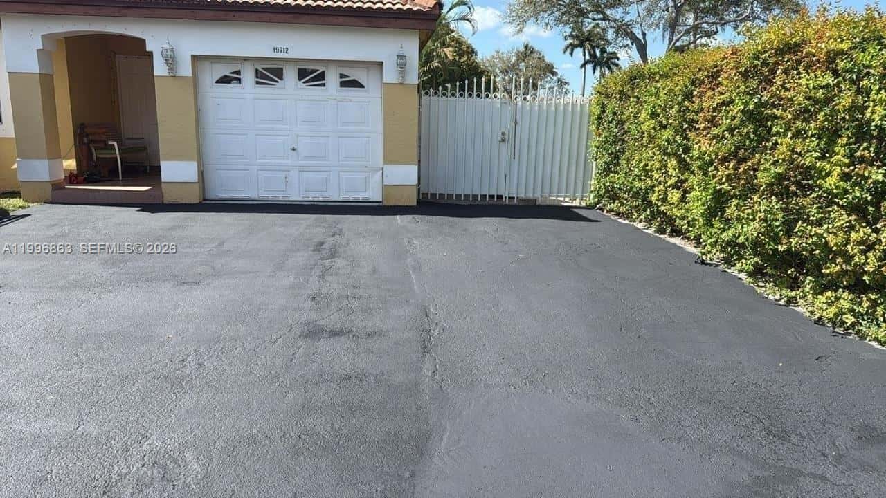 19712 NW 82nd Pl, Hialeah FL 33015