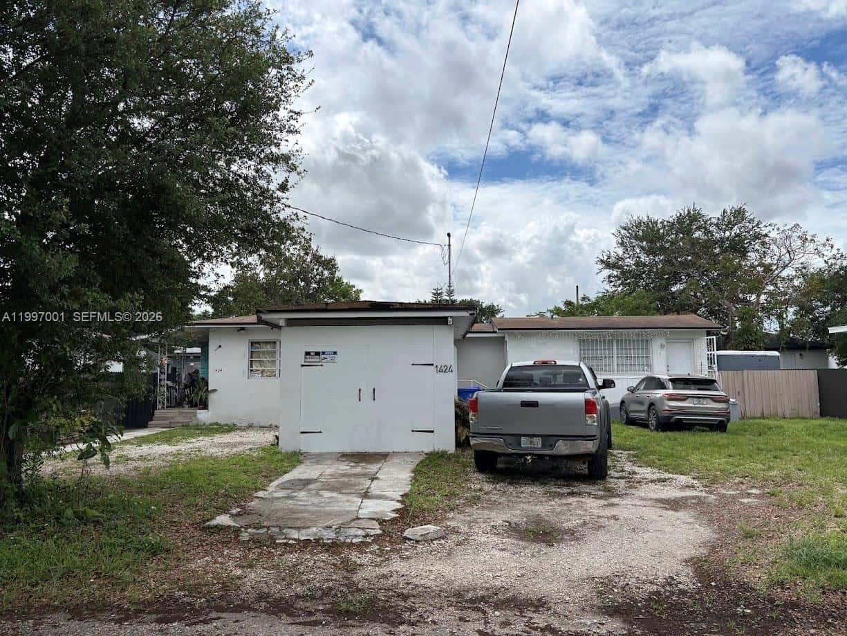 1424 NW 69th St, Miami FL 33147