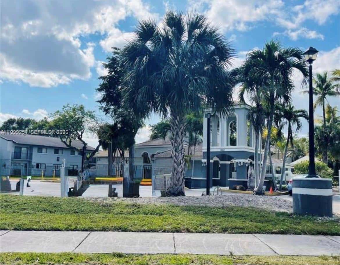 7060 NW 179th St # 211, Hialeah FL 33015
