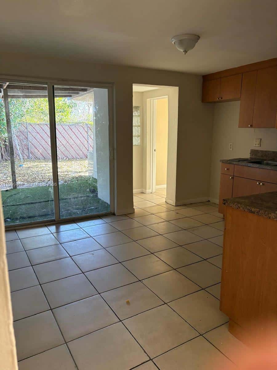 1384 NW 27th St # 1382, Miami FL 33142