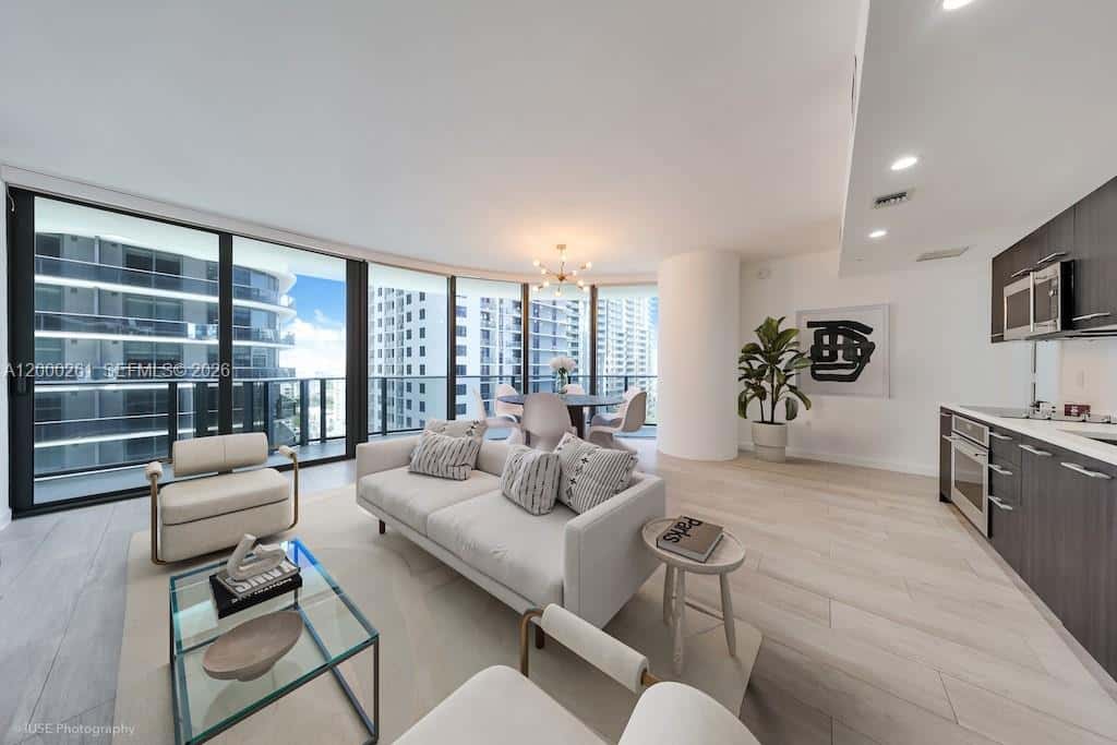 45 SW 9th St # 1808, Miami FL 33130