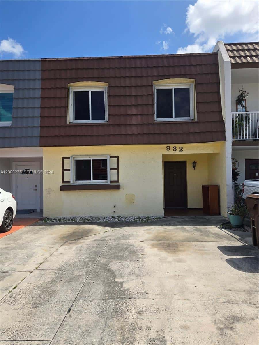 932 W 80th Pl, Hialeah FL 33014