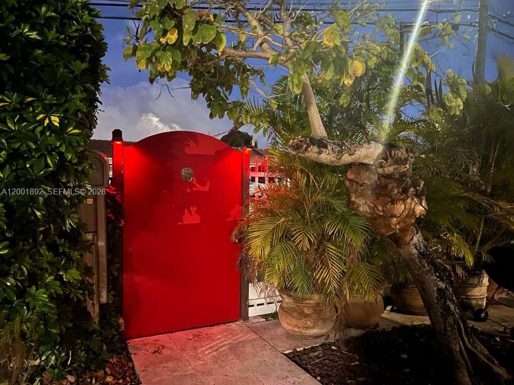 6900 SW 22nd St, Miami FL 33155