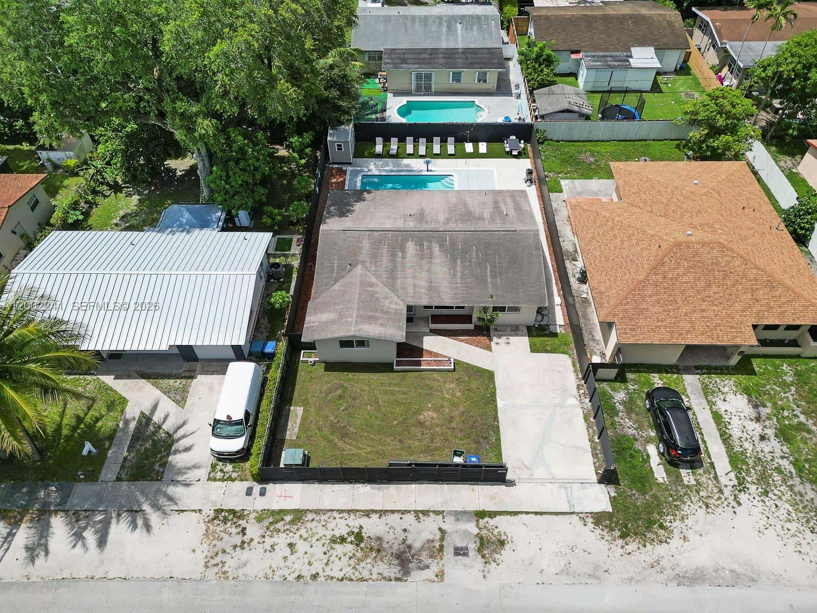 560 NE 161st St, Miami FL 33162