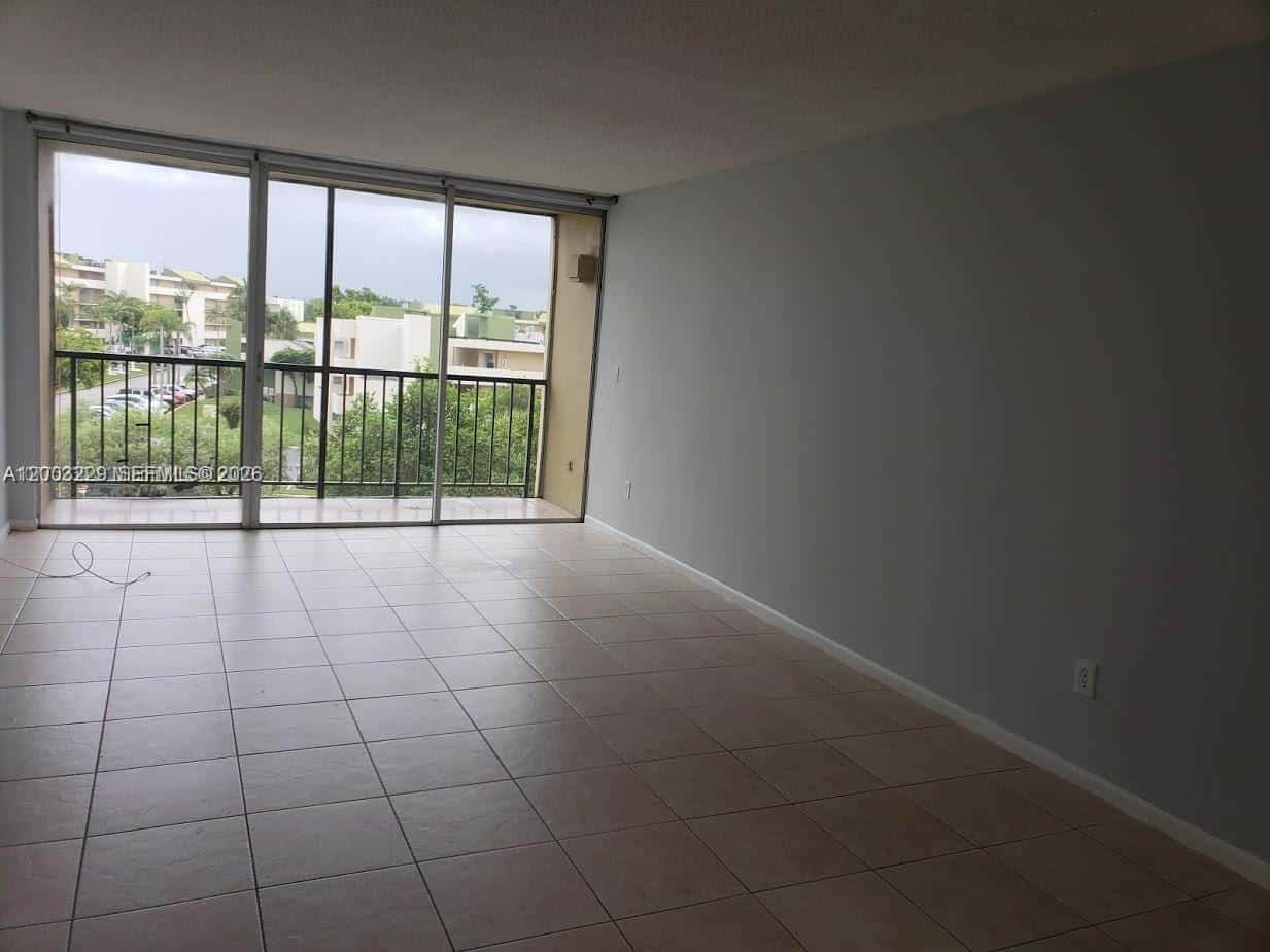 8840 Fontainebleau Blvd # 402, Miami FL 33172