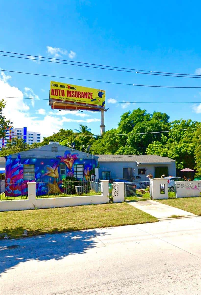 301 NW 37th St, Miami FL 33127