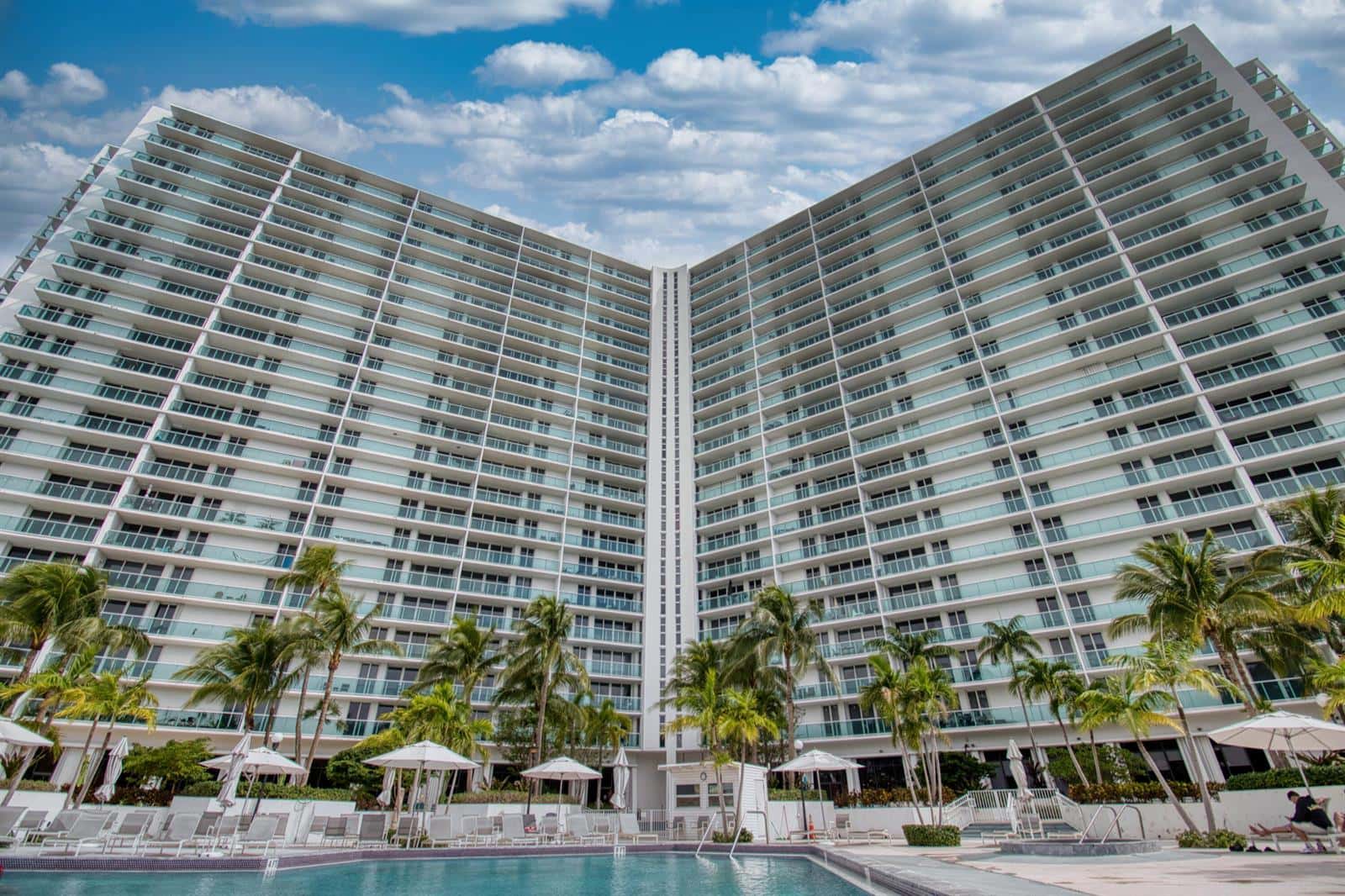 100 Bayview Drive # 618, Sunny Isles Beach FL 33160