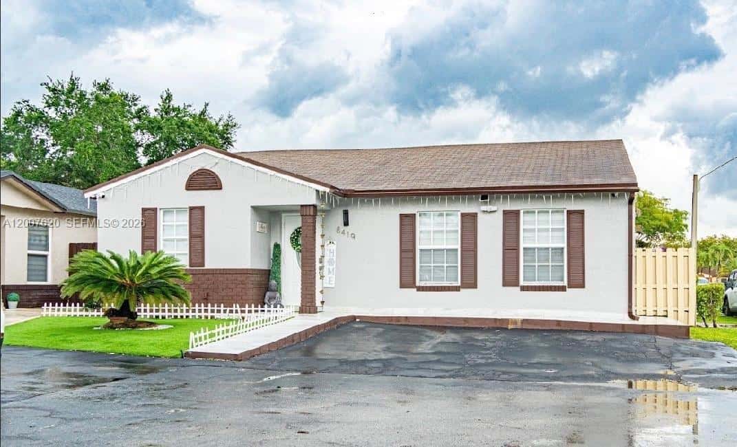 8419 NW 193rd Ln, Hialeah FL 33015