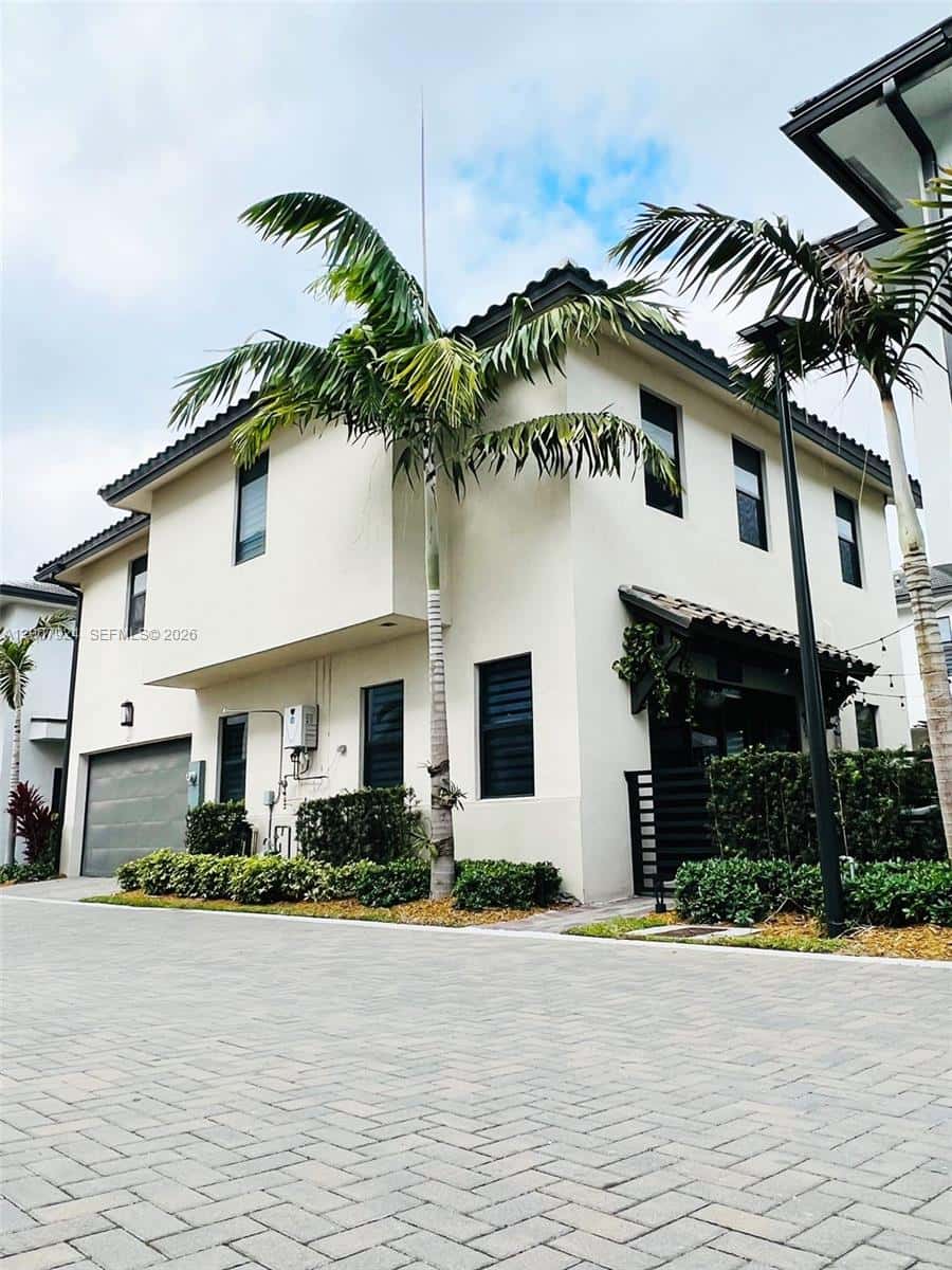 8253 NW 47th Ln, Doral FL 33166