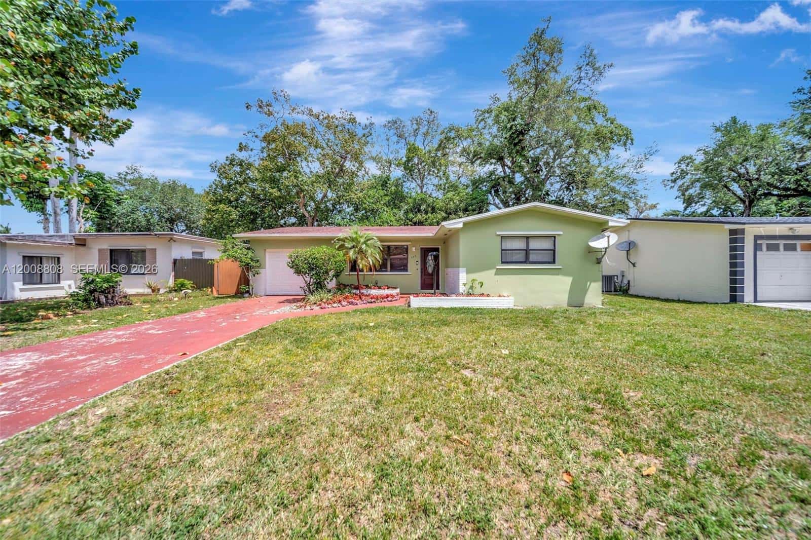 565 NE 160th St, Miami FL 33162