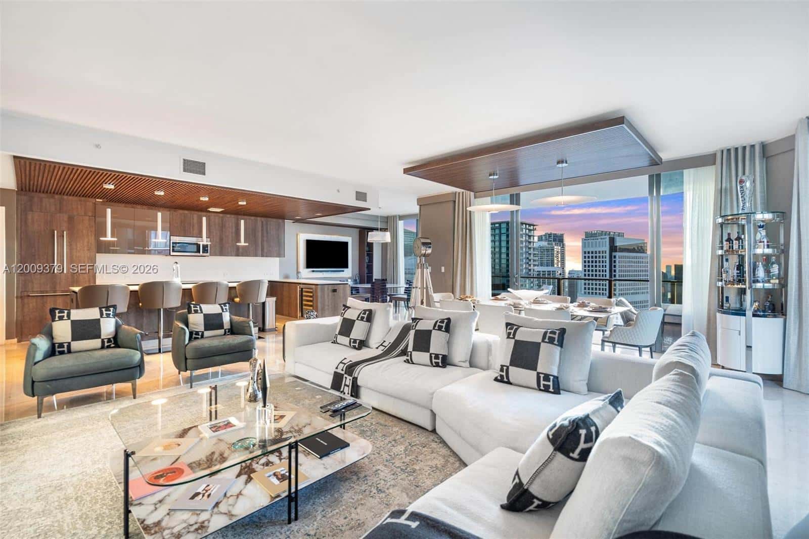 88 SW 7th St # 3801, Miami FL 33130