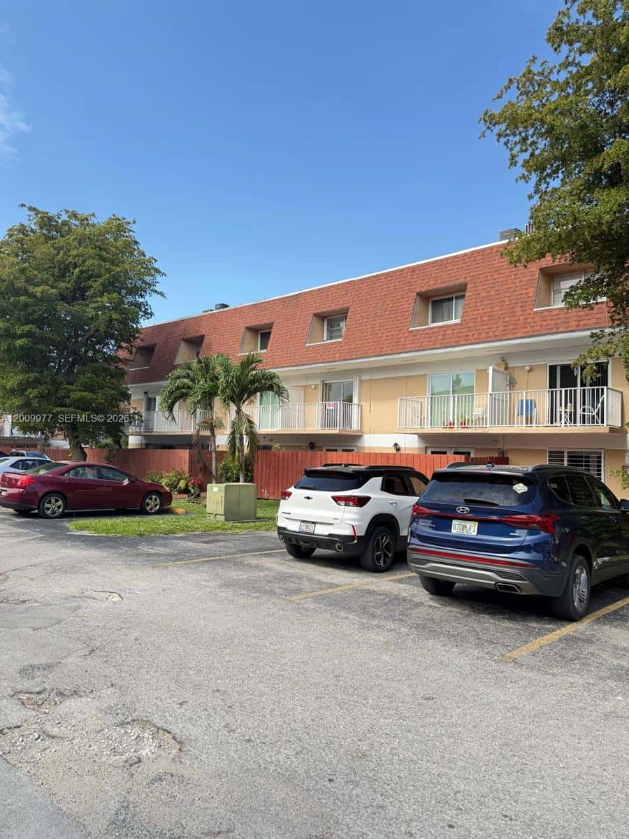 260 NW 107th Ave # 204, Miami FL 33172