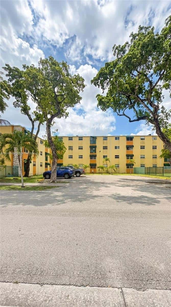 666 W 81st St # 316, Hialeah FL 33014