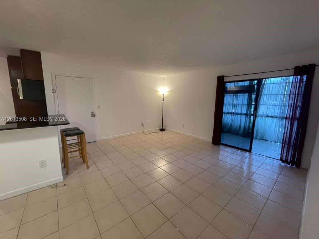 809 NE 199th St # 7, Miami FL 33179