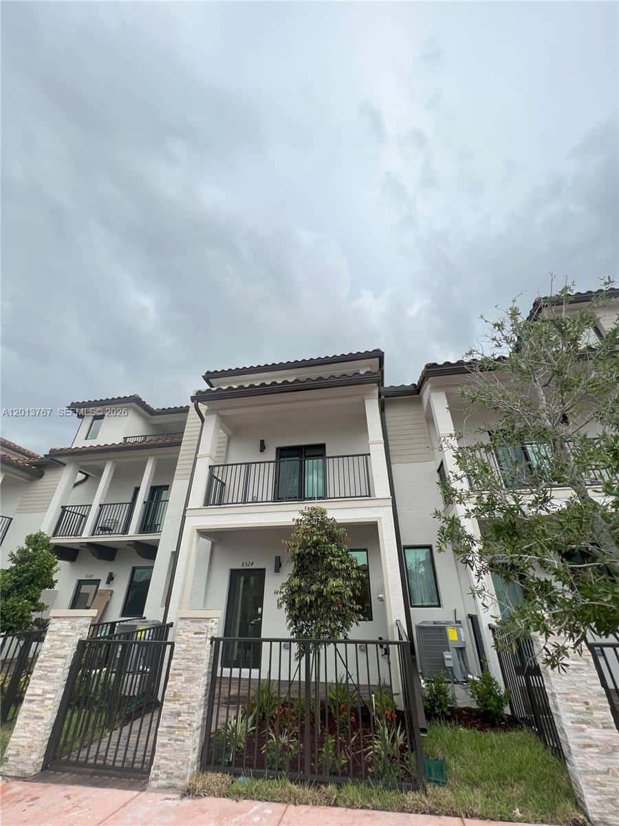 8324 NW 43rd St, Doral FL 33166