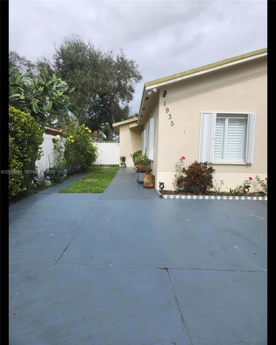 1935 NW 96th St, Miami FL 33147