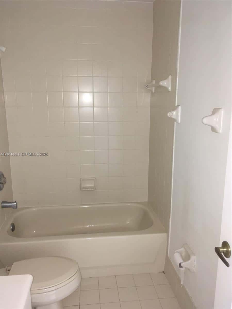 7100 NW 177th St # 14, Hialeah FL 33015