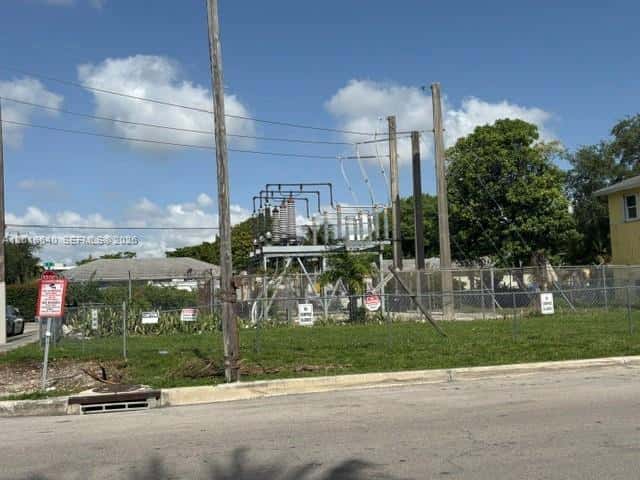 193 NW 16th St, Miami FL 33136