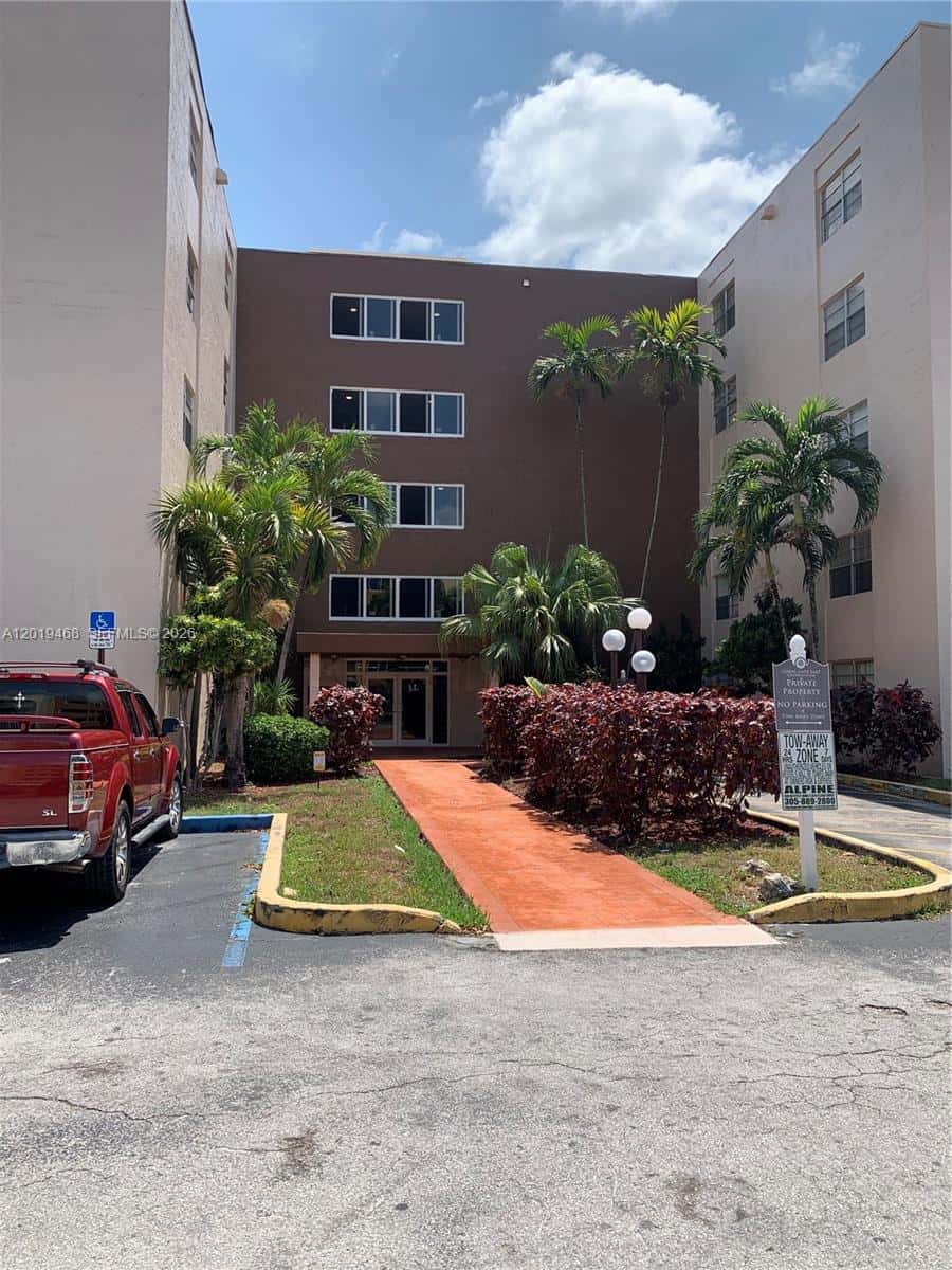 6950 Miami Gardens Dr # 211, Hialeah FL 33015
