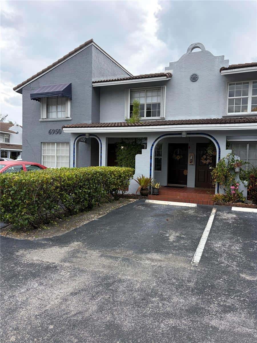 6950 NW 173rd Dr # 2202, Hialeah FL 33015