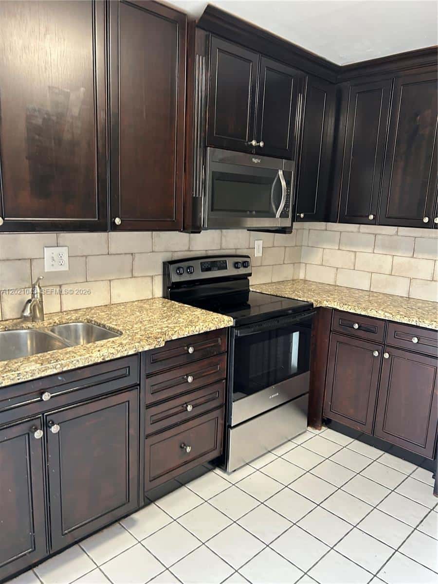 1136 NE 210th Ter # 1136, Miami FL 33179