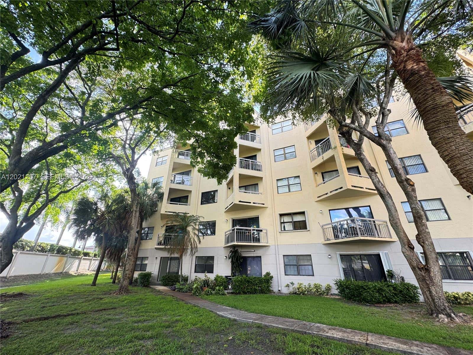 8290 Lake Dr # 130, Doral FL 33166