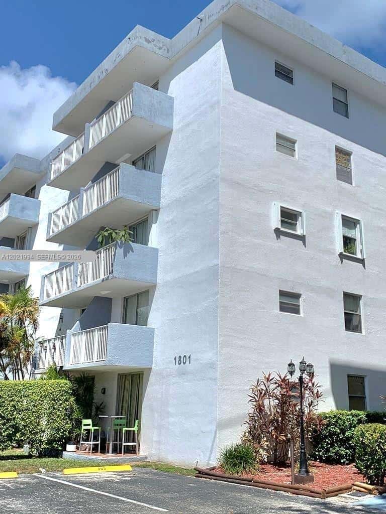 1801 S Treasure Dr # 427, North Bay Village FL 33141
