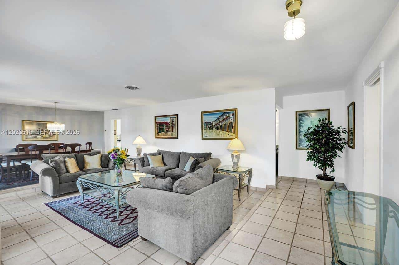 8521 SW 86th Ct, Miami FL 33143