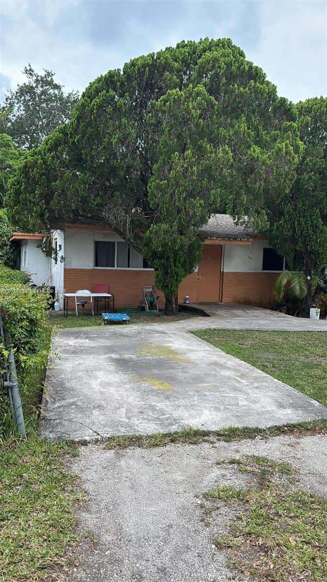 3760 Oak Ave, Miami FL 33133