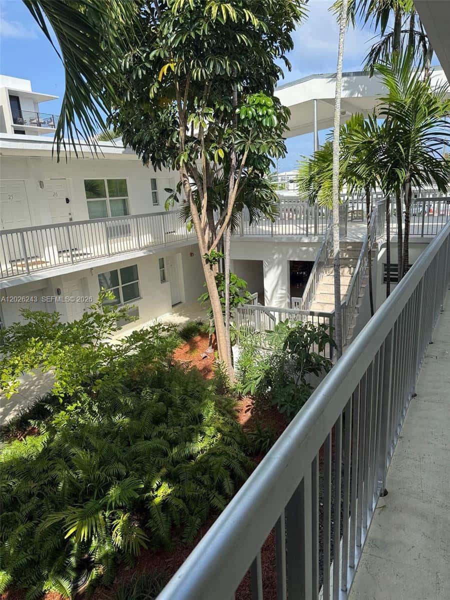 8080 Tatum Waterway Dr # 19, Miami Beach FL 33141