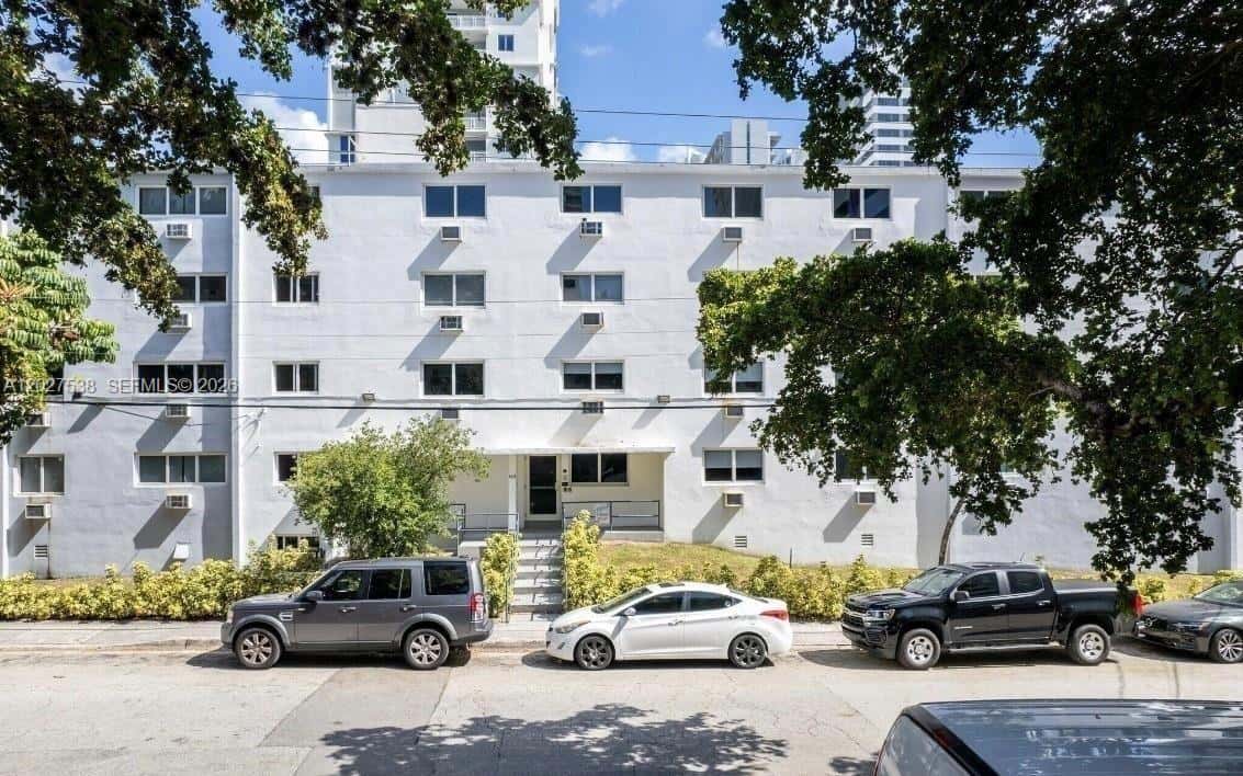 143 SW 9th St # 206, Miami FL 33130