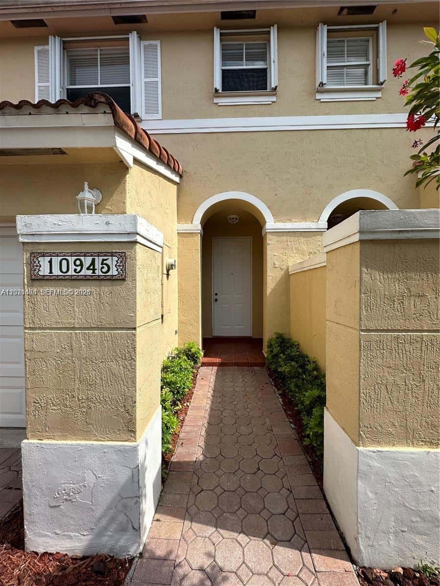 10945 NW 43rd Ln # 10945, Doral FL 33178