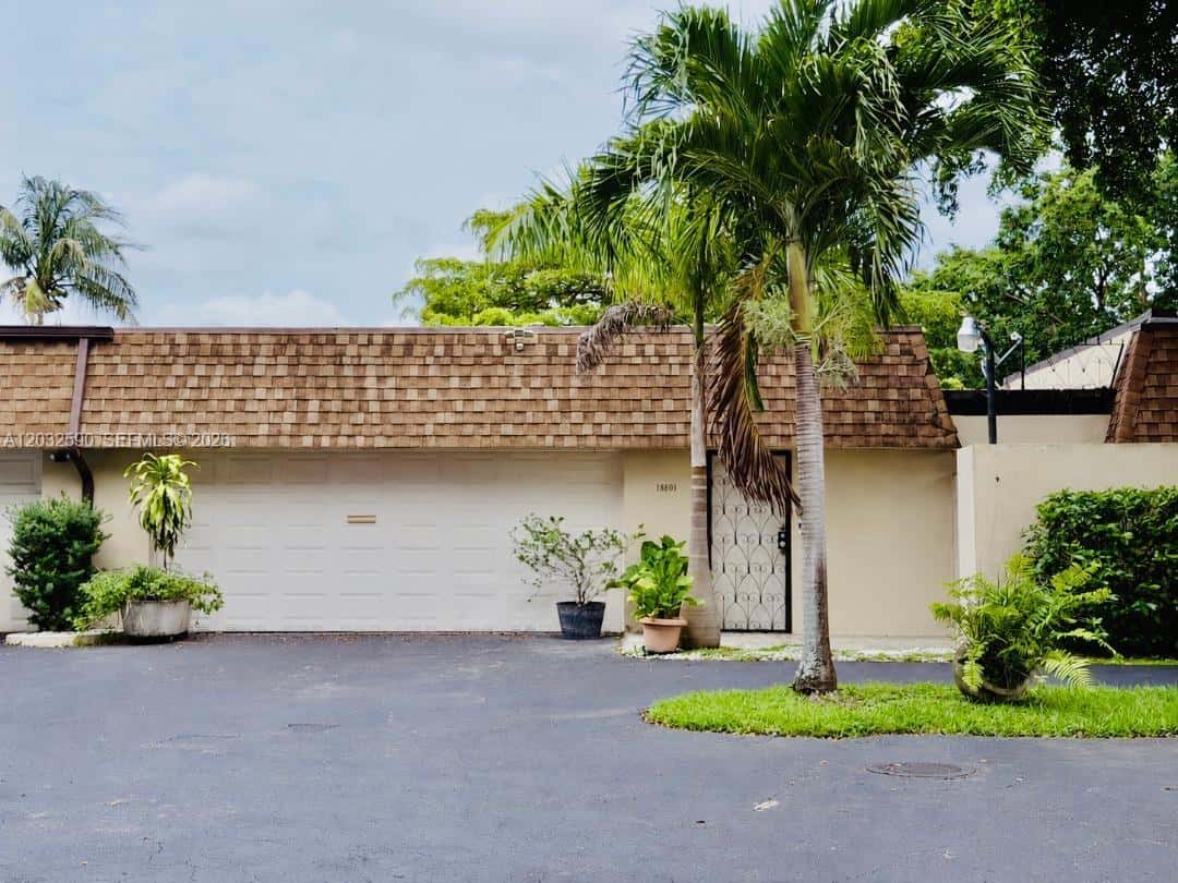18801 Oakland Hills Dr, Hialeah FL 33015
