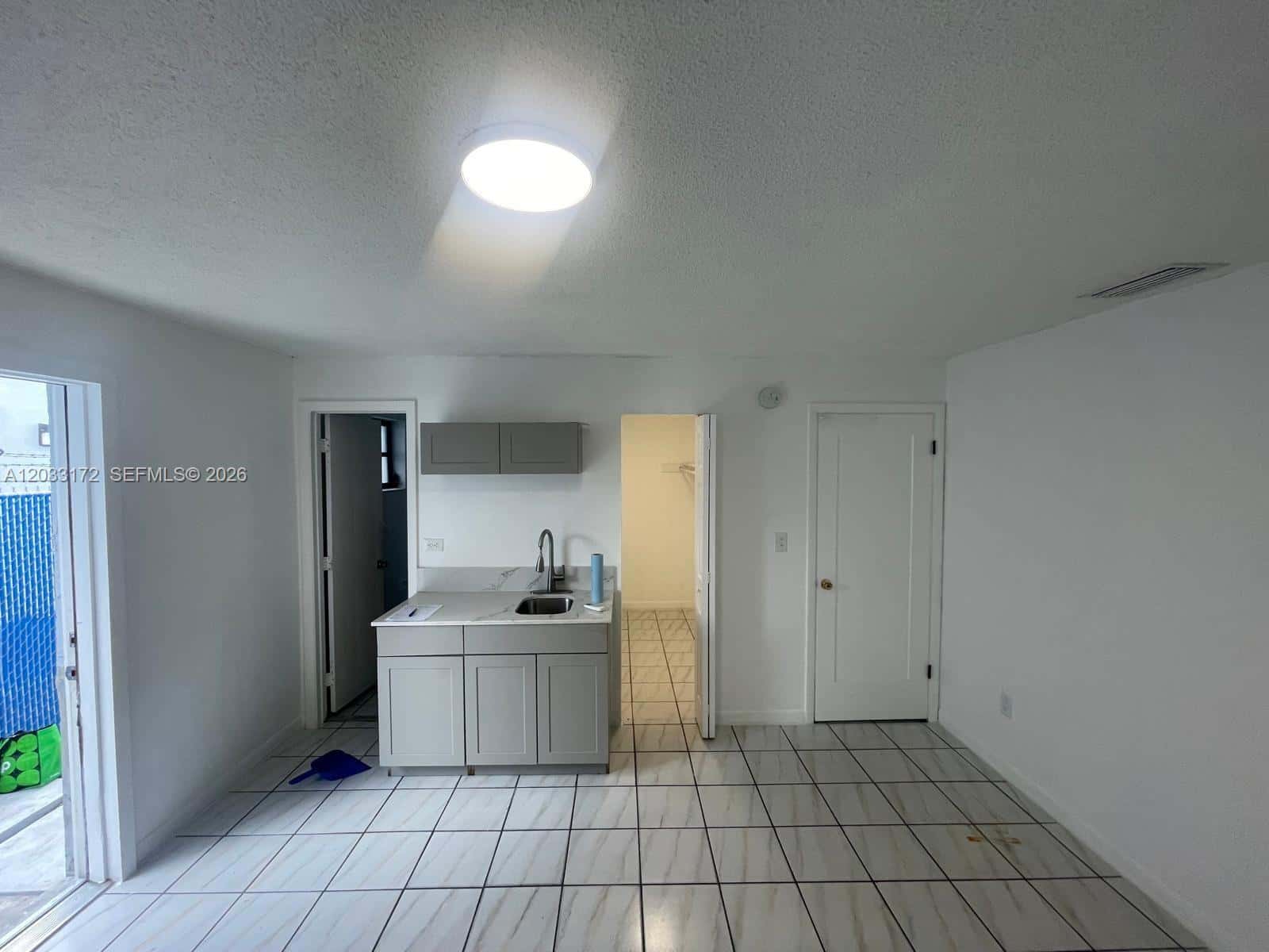 1717 NW 16th St # B, Miami FL 33125