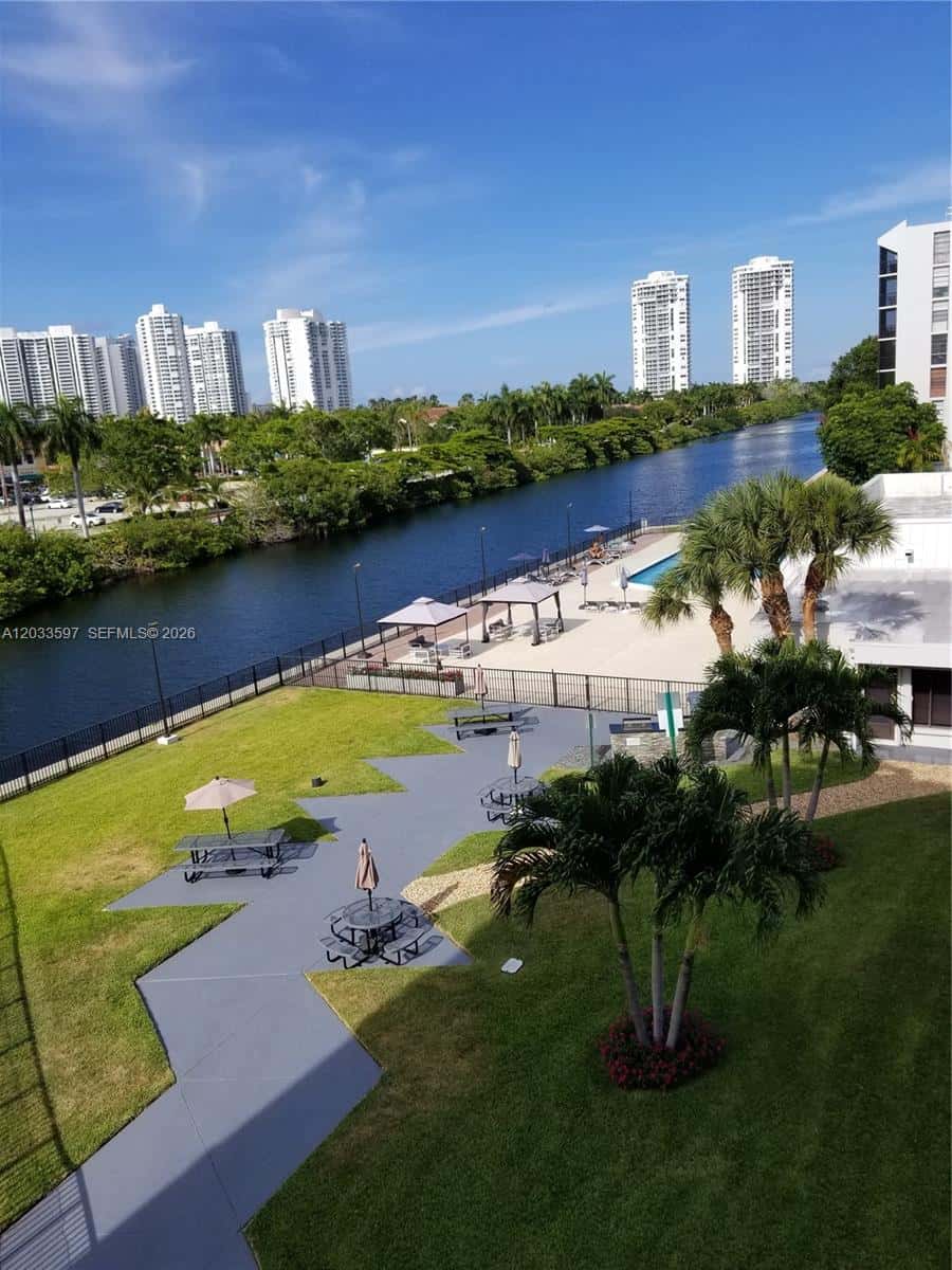 3401 N Country Club Dr # 211, Aventura FL 33180