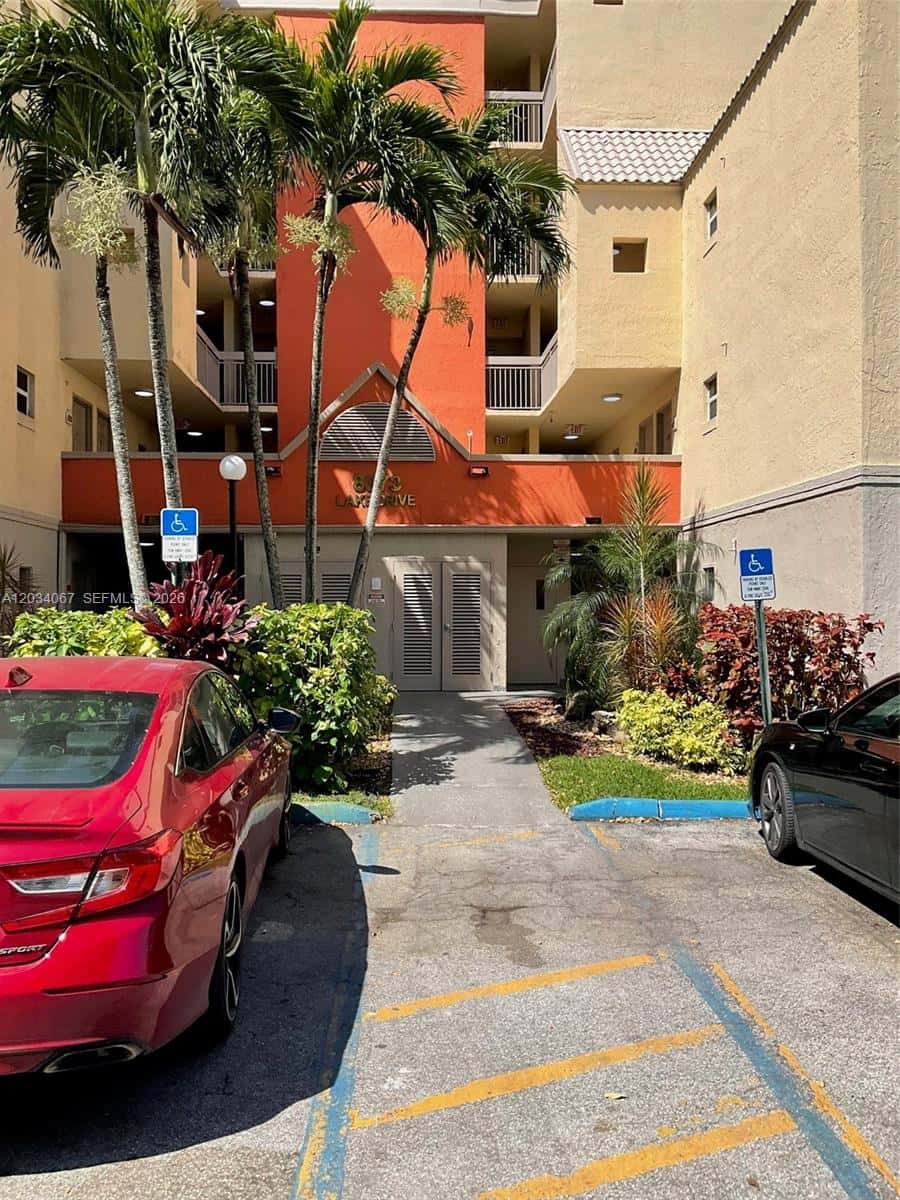 8373 Lake Dr # 106, Doral FL 33166