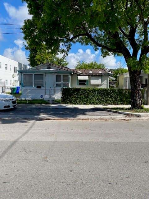 1239 NW 60th St, Miami FL 33142