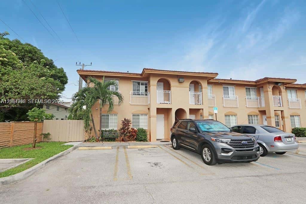 242 E 3rd St # 205, Hialeah FL 33010