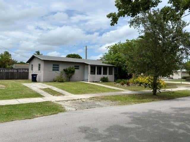 9815 Pan American Dr, Cutler Bay FL 33189
