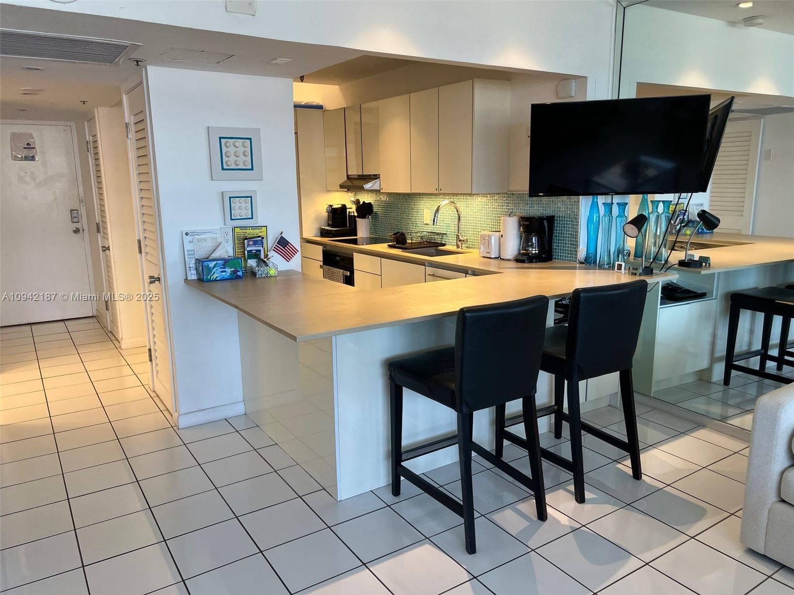 100 Lincoln Rd # 1637, Miami Beach FL 33139 — 16