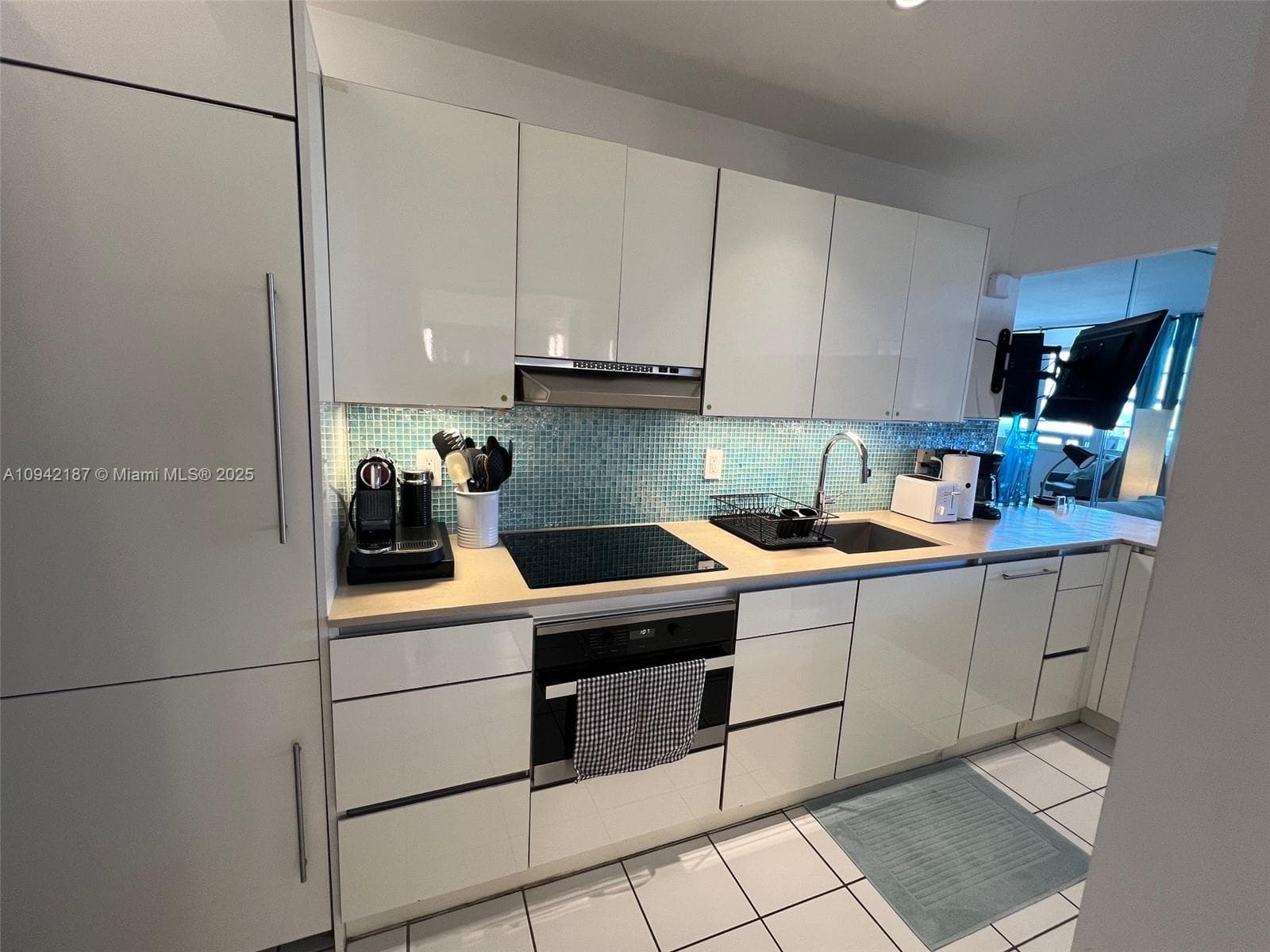 100 Lincoln Rd # 1637, Miami Beach FL 33139 — 18
