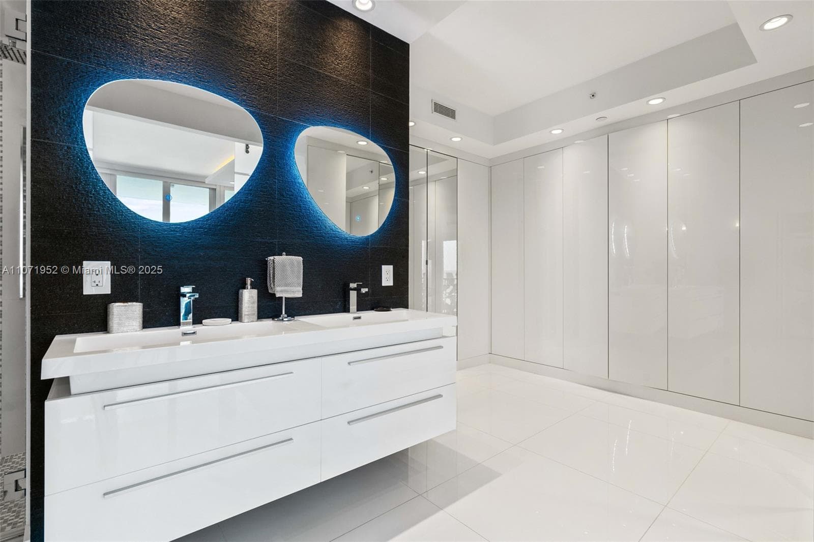 100 Lincoln Rd, Miami Beach FL 33139 — 17