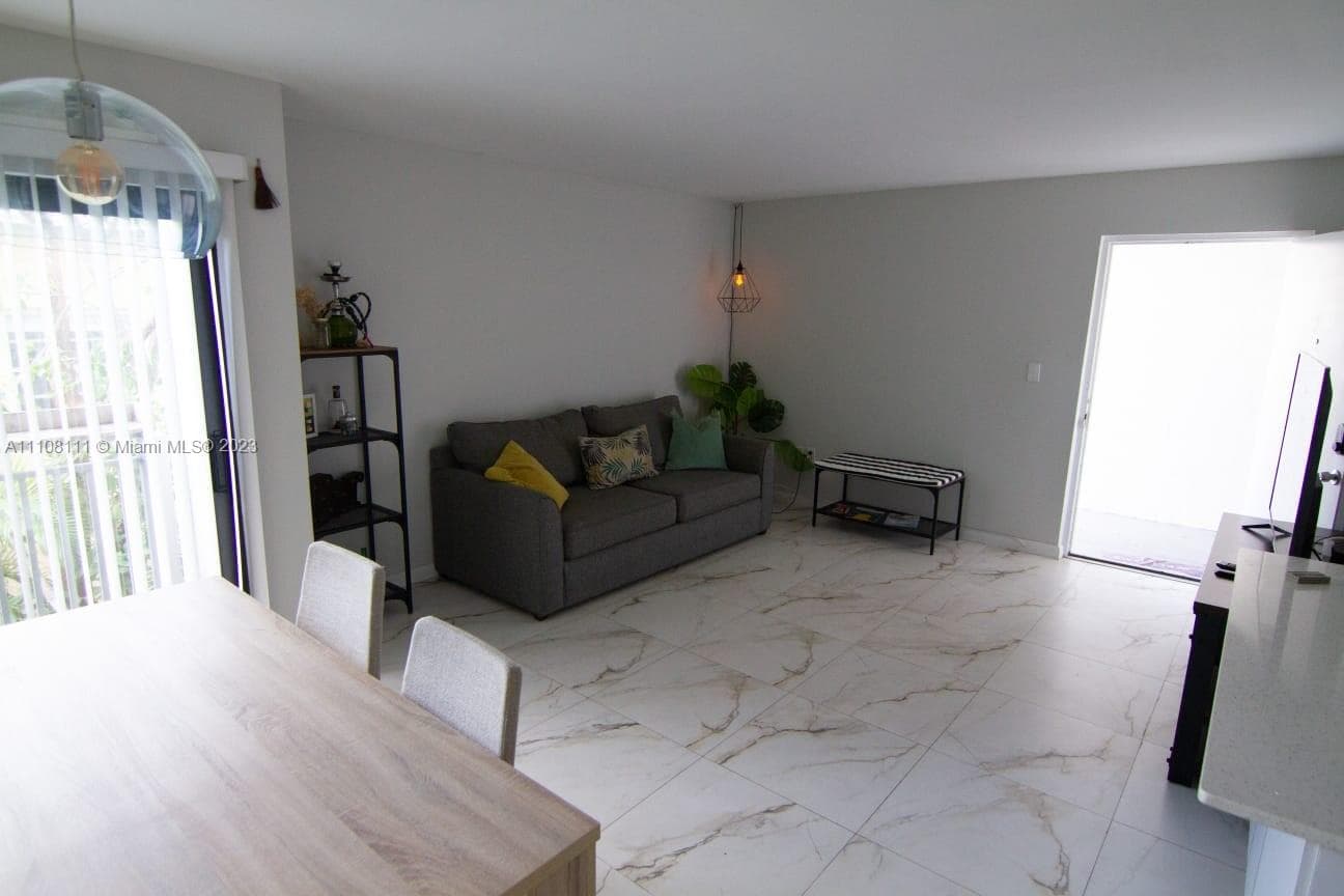 753 Michigan # 3A, Miami Beach FL 33139 — 2