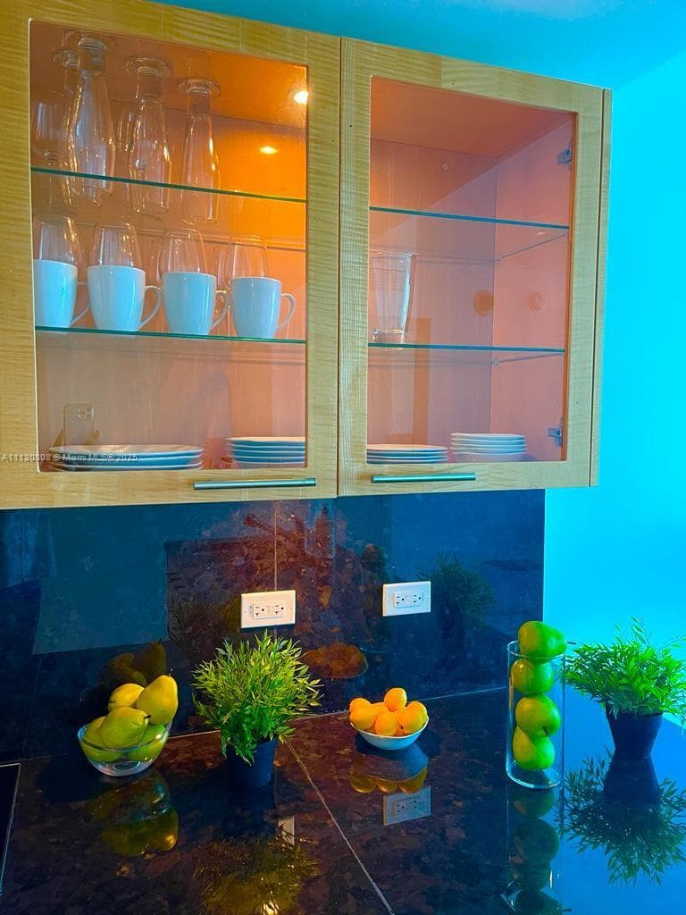 6801 Collins Ave # C1115, Miami Beach FL 33141 — 16