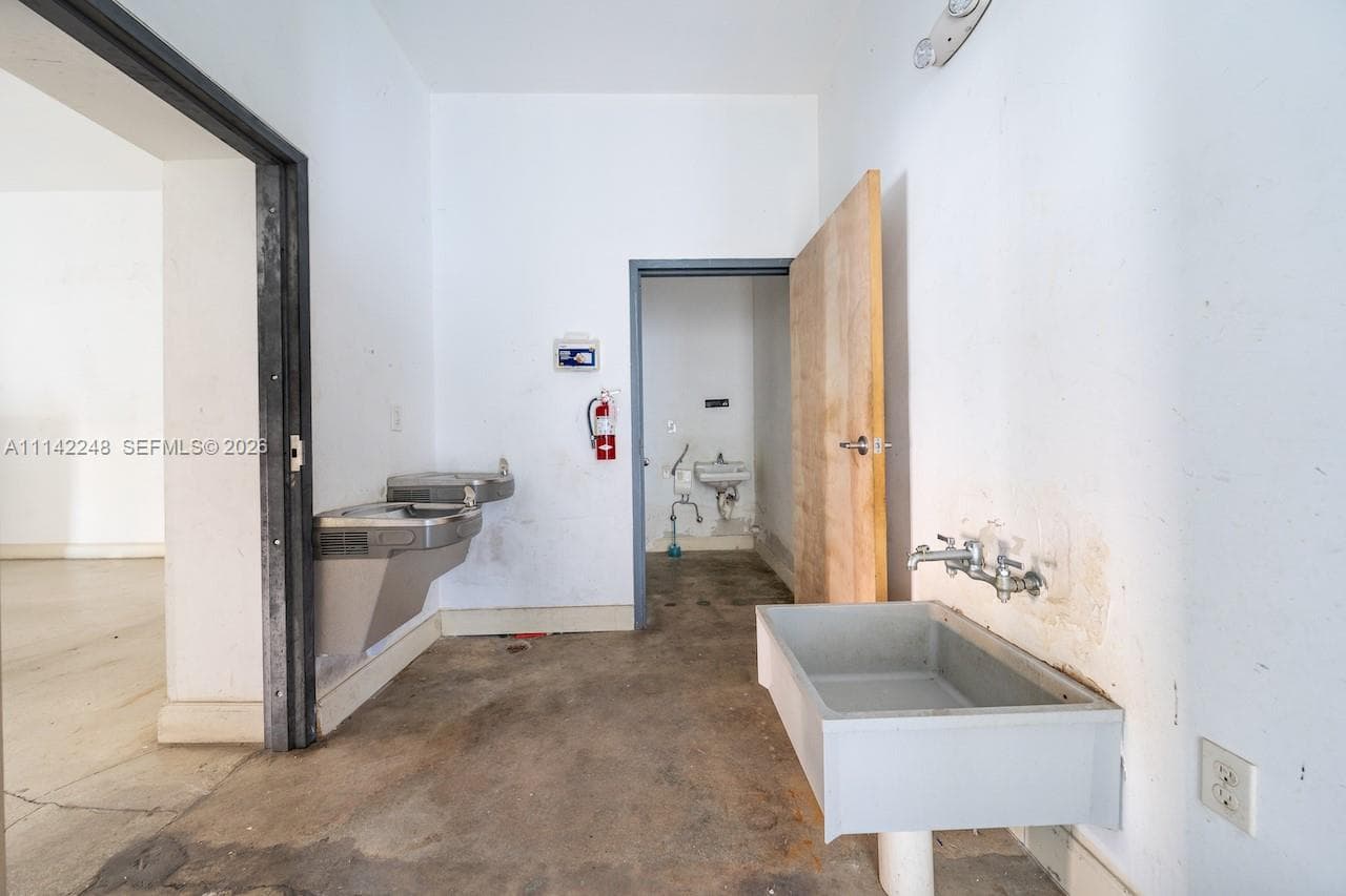 1525 NW 3rd Ave, Miami FL 33136 — 16