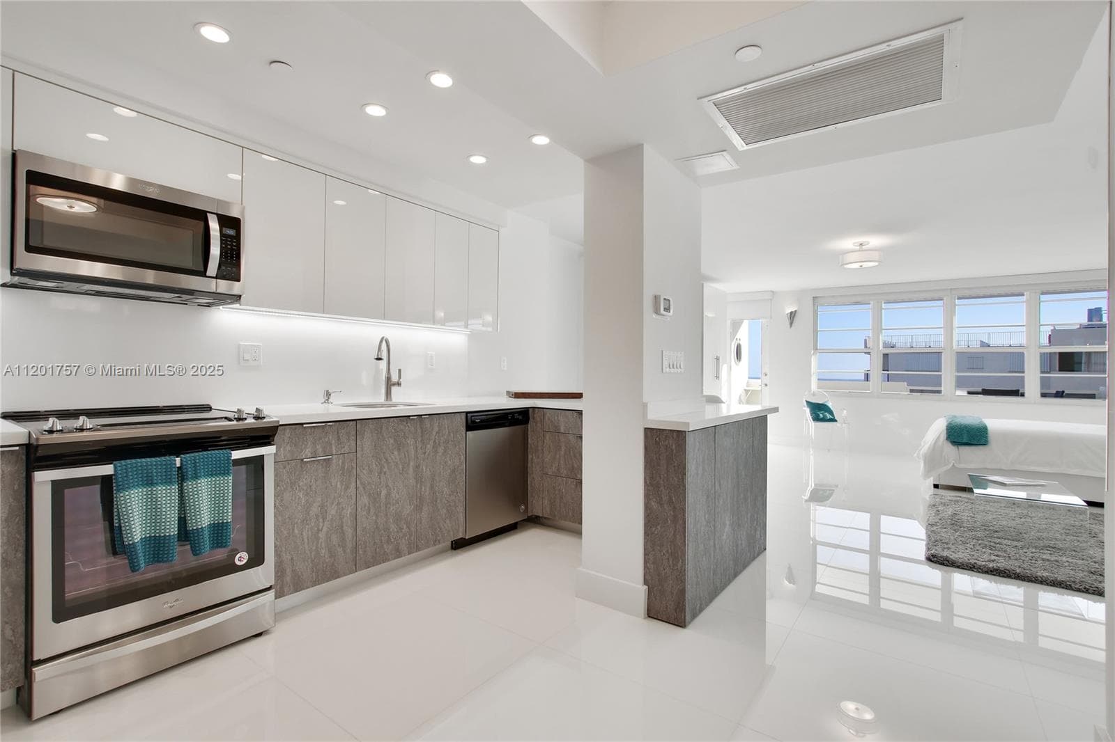 100 Lincoln Rd # 940, Miami Beach FL 33139 — 10