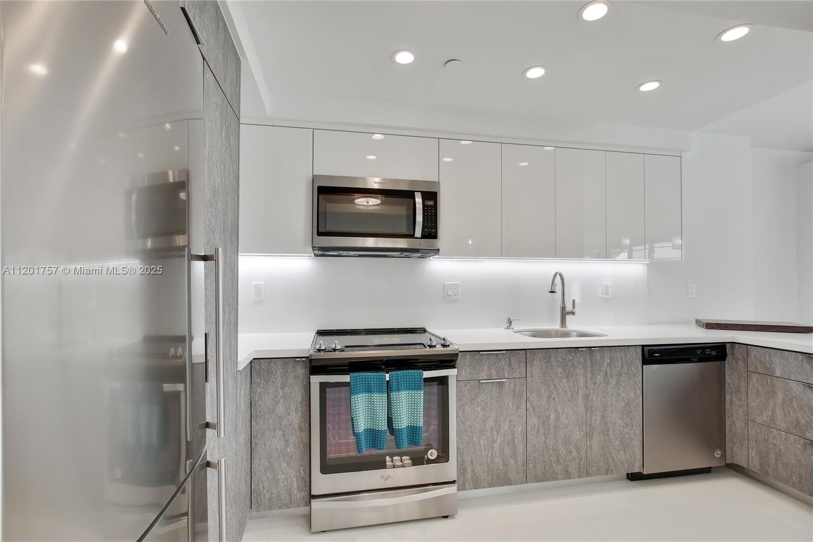 100 Lincoln Rd # 940, Miami Beach FL 33139 — 11